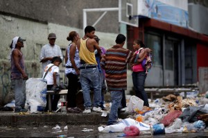 Los basureros son campos de batalla para quienes tienen hambre en Venezuela