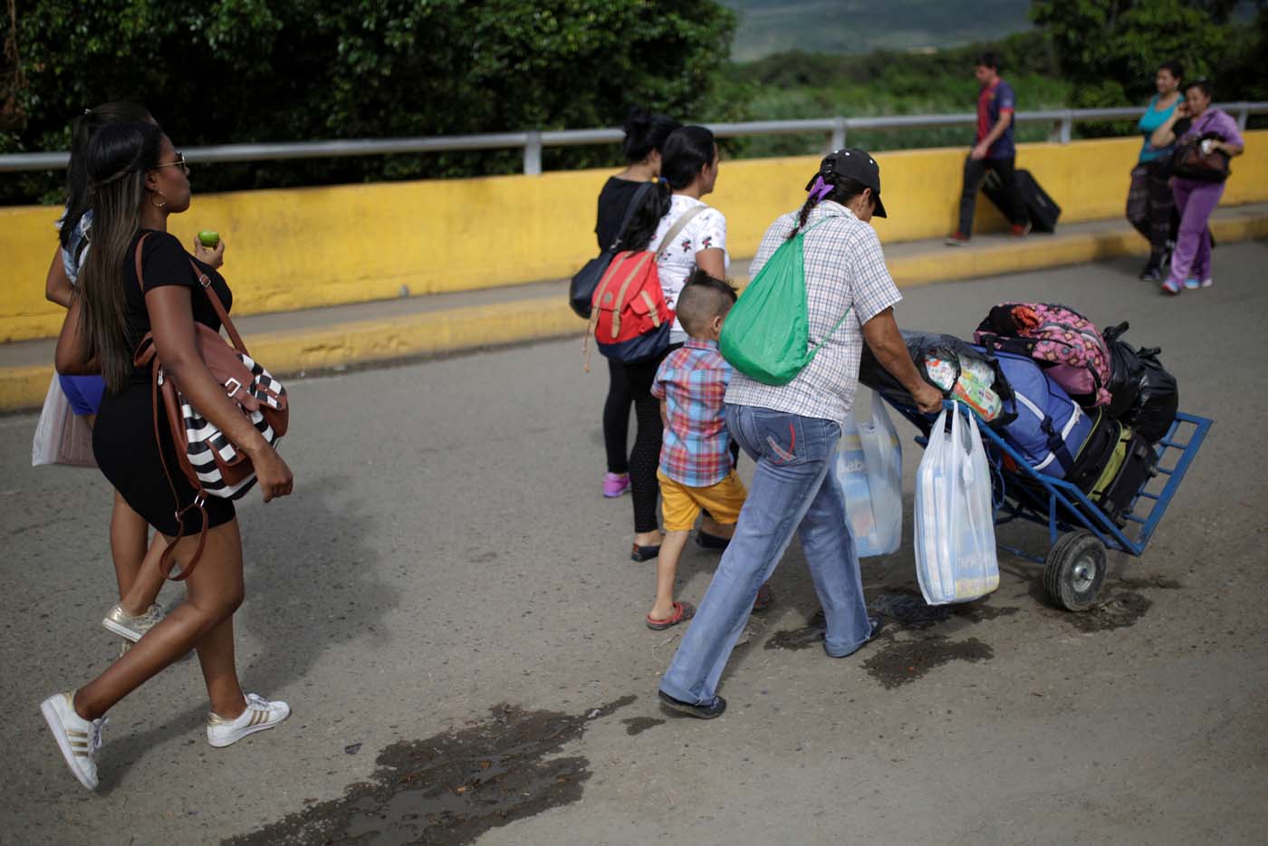 Venezolanas viajan a Colombia para vender su cabello y comprar comida