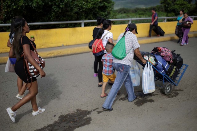 People cross to Venezuela over the Simon Bolivar international bridge after shopping in Cucuta, Colombia December 1, 2016. REUTERS/Marco Bello