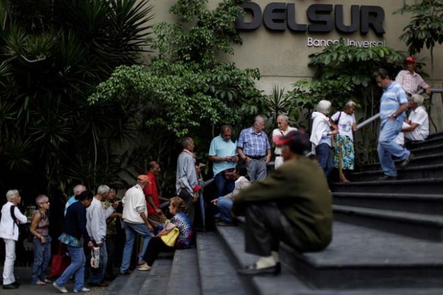 Retirees line up to withdraw money from a bank in Caracas, Venezuela December 2, 2016. REUTERS/Ueslei Marcelino