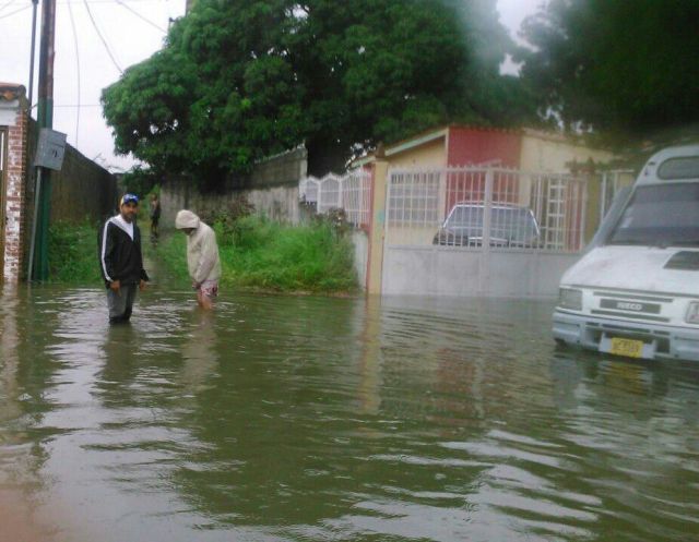 Inundaciones en Los Guayos ocurrieron por falta de limpieza de drenajes (2)