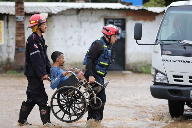 Foto: Funcionarios de PC atienden  a comunidades afectadas en Carabobo este 01 de diciembre / AVN