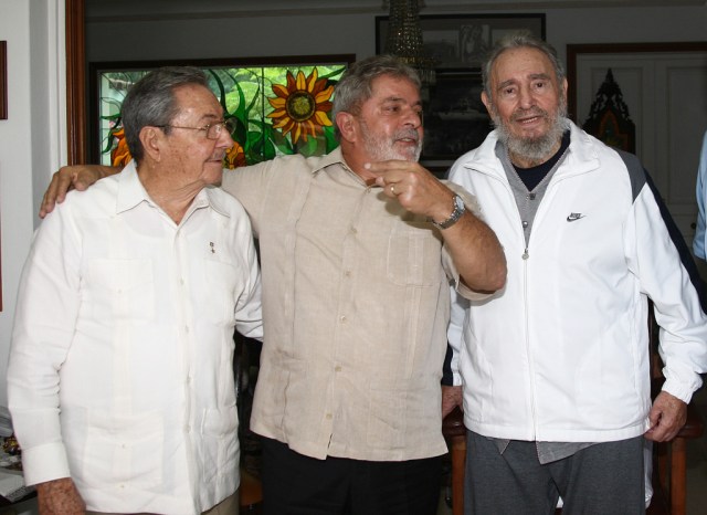 24 de febrero de 2010 | El expresidente Luiz Inacio Lula da Silva (centro) junto a Raúl Castro (izquierda) y Fidel Castro (derecha). (Crédito: RICARDO STUCKERT/AFP/Getty Images)