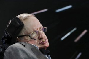 Stephen Hawking sale de alta de hospital en Roma