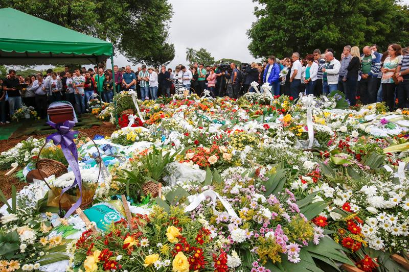 El presidente del Chapecoense recibe sepultura rodeado de coronas de flores