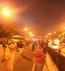 Reportan caos en Gato Negro por falta de transporte para bajar a La Guaira
