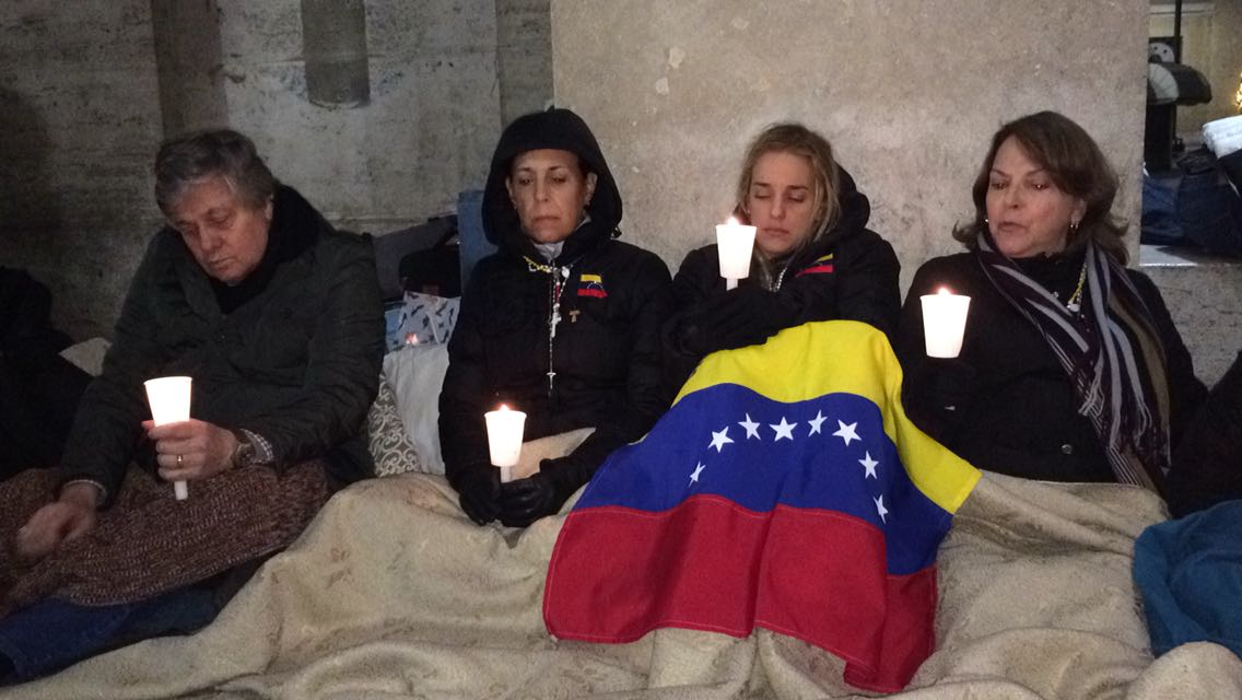 Comienza la vigilia por la Libertad de los Presos Políticos en Venezuela frente al Vaticano (Fotos)