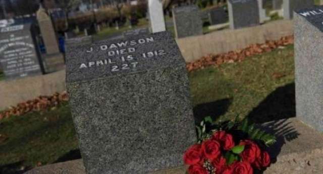 Foto: En el cementerio de Fairview, Nueva Escocia, está ubicada la tumba de J. Dawson. La sepultura lleva el 227, número que representa el orden en que fueron encontrados los cuerpos / Upsocl