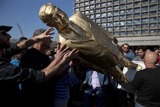 Aparece estatua de Netanyahu en Tel Aviv