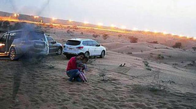 El extraño “espectro” o “fantasma” (?) les apareció mientras el padre de familia capturó un atardecer en el desierto árabe. Foto: Infobae
