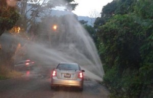 Se partió tubería de agua en Parque Caiza (Fotos del autolavado gratis)