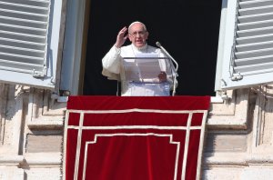 El Papa reza ante la Inmaculada por los niños abandonados y explotados