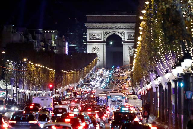 La avenida Champs Elysees, en París, totalmente decorada con motivos navideños. REUTERS/Charles Platiau