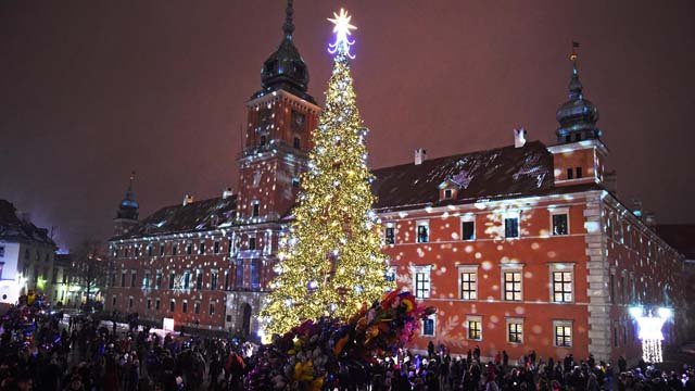 Decoraciones navideñas en el Castillo Real de Polonia. AFP PHOTO / JANEK SKARZYNSKI