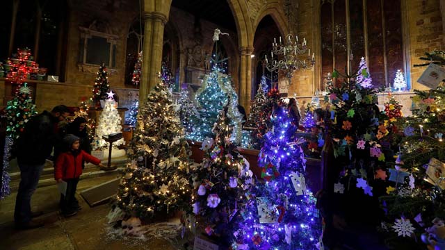 Fiesta del Árbol de Navidad en la iglesia St. Mary Parish, en Melton Mowbray, Reino Unido. REUTERS/Darren Staples