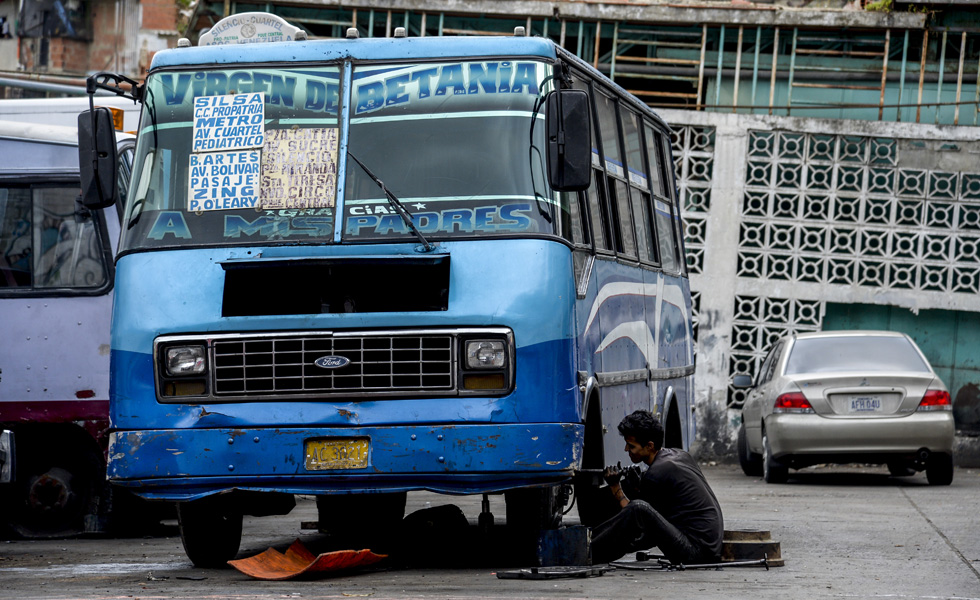 Todo por un carburador: falta de repuestos asfixia al transporte en Venezuela