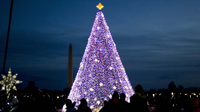El árbol de navidad nacional, con el monumento a Washington detrás. AP Photo/Jose Luis Magana