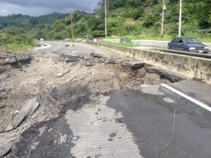 El MEGA HUECO de la autopista Gran Mariscal de Ayacucho no lo causó un meteorito (fotos)