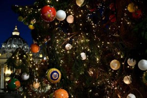 ¡Majestuoso! El Vaticano inaugura el belén y el árbol de Navidad en San Pedro (Fotos)