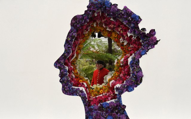 FILE PHOTO - A Chelsea Pensioner poses as he views displays through a floral design of Britain's Queen Elizabeth at the Chelsea Flower Show in London, Britain, May 23, 2016. REUTERS/Toby Melville/File Photo REUTERS PICTURES OF THE YEAR 2016 - SEARCH 'POY 2016' TO FIND ALL IMAGES