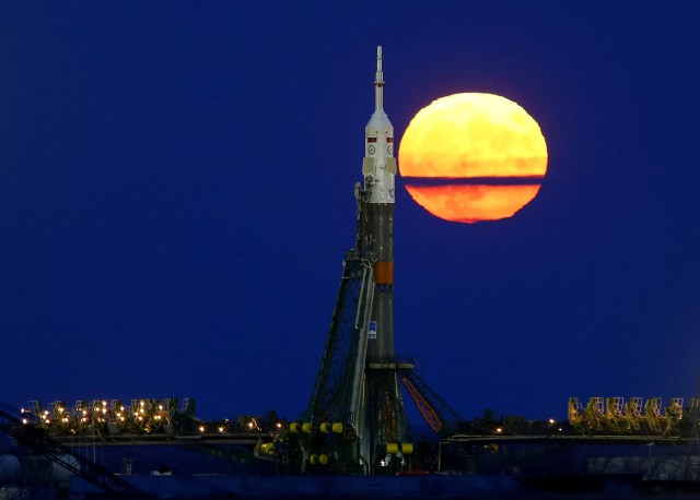 FILE PHOTO - The supermoon rises behind the Soyuz MS-03 spacecraft, ahead of its upcoming launch to the International Space Station (ISS), at the Baikonur cosmodrome in Kazakhstan November 14, 2016. REUTERS/Shamil Zhumatov/File Photo REUTERS PICTURES OF THE YEAR 2016 - SEARCH 'POY 2016' TO FIND ALL IMAGES