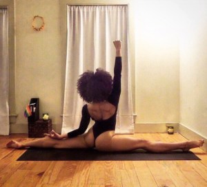¡BINGO!… una chocomamacita contorsionista que hace yoga desnuda (TRIPLE UFFF con WOW)
