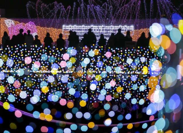 KMA02 TOKIO (JAPÓN), 02/12/2016.- Espectáculo de luces para celebrar la Navidad y el Año Nuevo en un parque de atracciones en Tokio, Japón, hoy, 2 de diciembre de 2016. Alrededor de cinco millones de bombillas han sido utilizadas para este evento, del que podrán disfrutar los visitantes hasta el 19 de febrero de 2017. EFE/Kimimasa Mayama