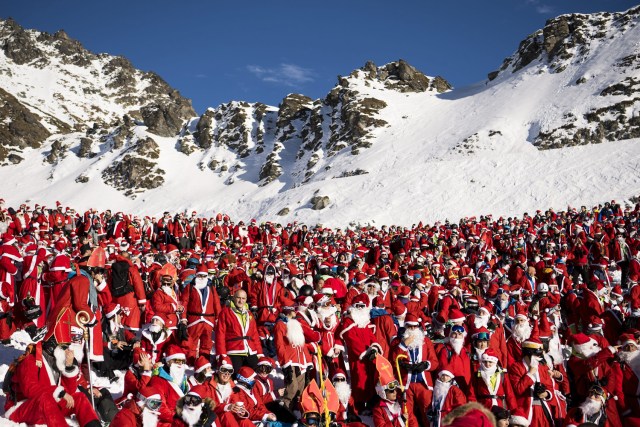 JCBTNI. Verbier (Switzerland Schweiz Suisse), 03/12/2016.- People dressed as Santa Claus, pose for group pictures on the ski slopes during a promotional event for the opening weekend of an alpine ski resort in Verbier, Saturday, December 3, 2016. Around 1200 skiers dressed as Santa Claus were granted free access to the ski resort to celebrates the opening of the ski season. (Suiza) EFE/EPA/JEAN-CHRISTOPHE BOTT