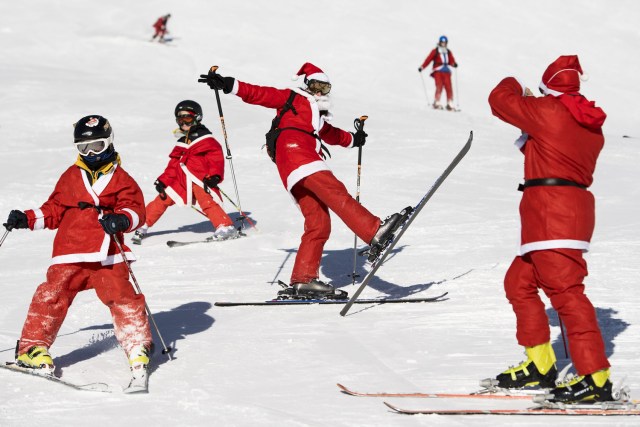 JCBTNI. Verbier (Switzerland Schweiz Suisse), 03/12/2016.- People dressed as Santa Claus, enjoy the ski slopes during a promotional event for the opening weekend of an alpine ski resort in Verbier, Saturday, December 3, 2016. Around 1200 skiers dressed as Santa Claus were granted free access to the ski resort to celebrates the opening of the ski season. (Suiza) EFE/EPA/JEAN-CHRISTOPHE BOTT