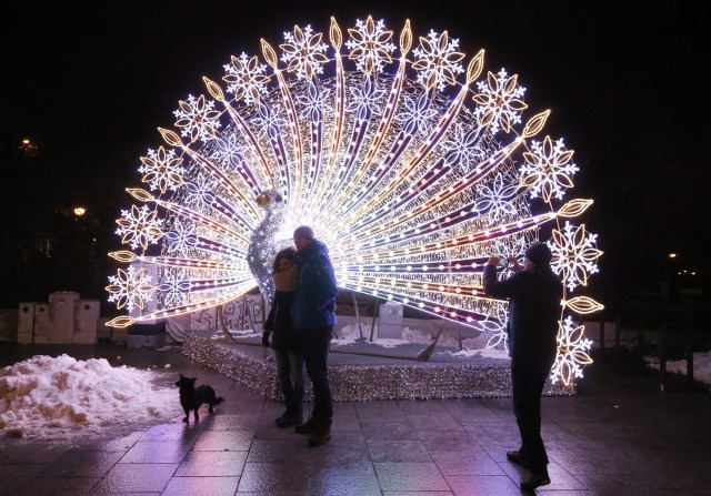 . Warsaw (Poland), 03/12/2016.- Christmas lights are set up on Na Rozdrozu Square in Warsaw, Poland, 03 December 2016. (Varsovia, Polonia) EFE/EPA/PAWEL SUPERNAK POLAND OUT