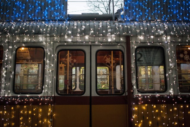 MTI132 BUDAPEST (HUNGRÍA), 05/12/2016.- Vista de un tranvía decorado con motivos navideños por las calles de Budapest, Hungría hoy 5 de diciembre de 2016. EFE/Janos Marjai **PROHIBIDO SU USO EN HUNGRÍA**