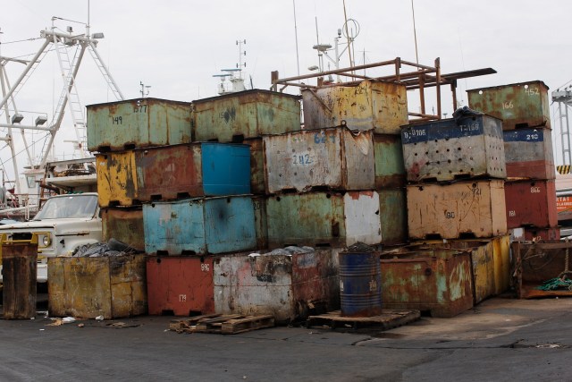 En esta foto del 4 de noviembre de 2016, viejos contenedores de pescado son almacenados en la compañía estatal pesquera Pescalba en Cumaná, estado de Sucre, Venezuela. Recientemente, más de la mitad de la flota de la empresa permanecía en el muelle, con las marcas del herrumbre. (AP Foto/Rodrigo Abd))