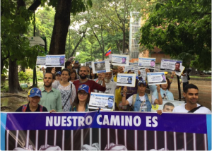 Familiares de presos políticos caminan en Caracas por el Día de los DDHH