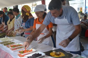 Vecinos de Chacao preparan 400 hallacas para presos políticos (Fotos)