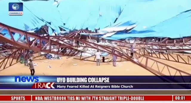 En esta imagen tomada de un video se ve a varias personas en el lugar donde el techo de una iglesia se vino abajo y causó la muerte de decenas de fieles, según las autoridades, en la localidad de Uyo, sur de Nigeria, el sábado 10 de diciembre de 2016.  (Canales de televisión vía AP)