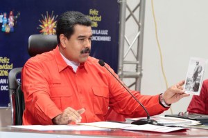 Maduro firma el nuevo decreto de emergencia contra la “guerra económica”