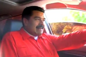 Maduro no sólo arriesga la vida de todos, sino también la propia: Maneja sin cinturón (video)