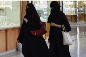 Detienen a una mujer saudí por publicar una foto sin velo