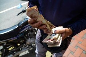 Venezuela sufre aún por falta de dinero, aunque circula el billete de 100 bolívares