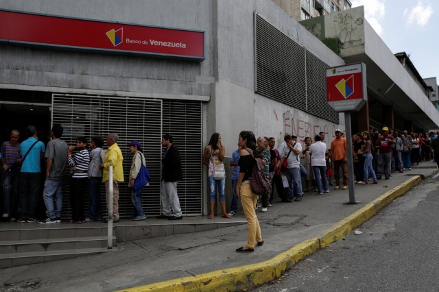 People line up to get into a Banco de Venezuela branch in Caracas, Venezuela December 13, 2016. REUTERS/Marco Bello