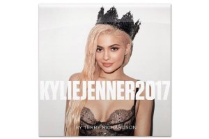Kylie Jenner lanzó su ardiente calendario para el 2017 (FOTOS)