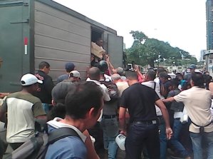 #13Dic: Saquean camión de harina de maíz en Plaza Venezuela (Fotos + Videos)