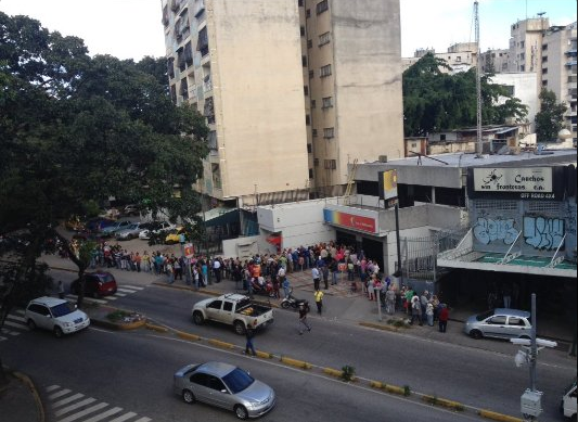 #14D Continúan las colas en Caracas para depositar billetes de Bs. 100