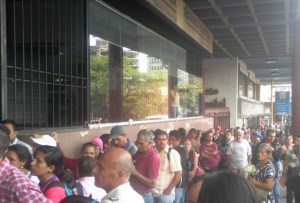 #14Dic En Táchira continua el caos bancario para cambiar billetes de 100 bolívares