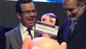 Regalan muñeca inflable a ministro de economía chileno “para estimular la economía” (FOTOS)