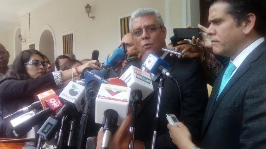 Marquina: Las maratónicas colas en los bancos son por culpa de Maduro