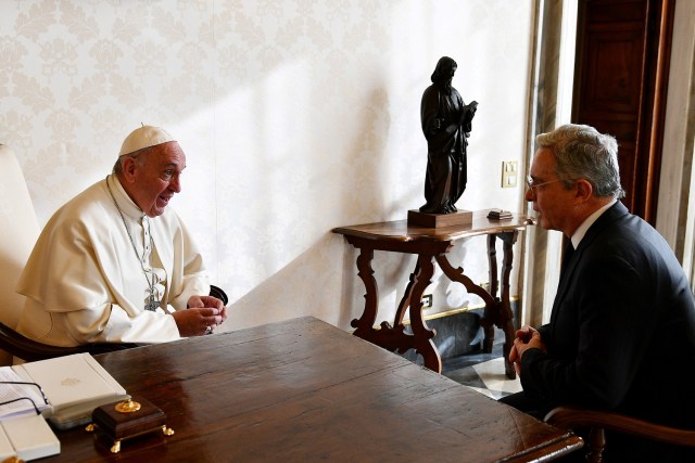 Pope Francis (L) meets former Colombia's President Alvaro Uribe (R) at the Vatican December 16, 2016. REUTERS/Vincenzo Pinto/Pool