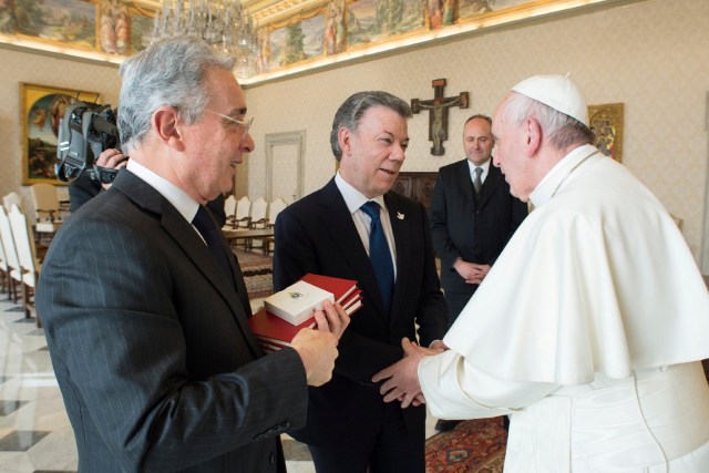 Pope Francis (R) meets Colombia's President Juan Manuel Santos (C) and former president Alvaro Uribe (L) at the Vatican December 16, 2016. Osservatore Romano/Handout via REUTERS ATTENTION EDITORS - THIS PICTURE WAS PROVIDED BY A THIRD PARTY. EDITORIAL USE ONLY. NO RESALES. NO ARCHIVE.