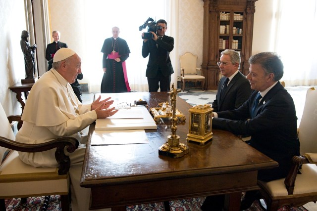 Pope Francis (L) meets Colombia's President Juan Manuel Santos (R) and former president Alvaro Uribe (C) at the Vatican December 16, 2016. Osservatore Romano/Handout via REUTERS ATTENTION EDITORS - THIS PICTURE WAS PROVIDED BY A THIRD PARTY. EDITORIAL USE ONLY. NO RESALES. NO ARCHIVE.