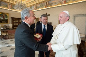 Uribe reitera al papa Francisco sus críticas a pacto de paz en Colombia (Fotos)